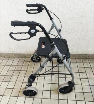Handige opklapbare rollator in goede staat beschikbaar voor biedingen