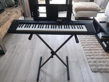 Yamaha piaggero np 12 keyboard  met standaard beschikbaar voor biedingen