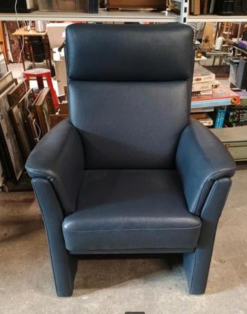 donkere blauwe leren fauteuil beschikbaar voor biedingen