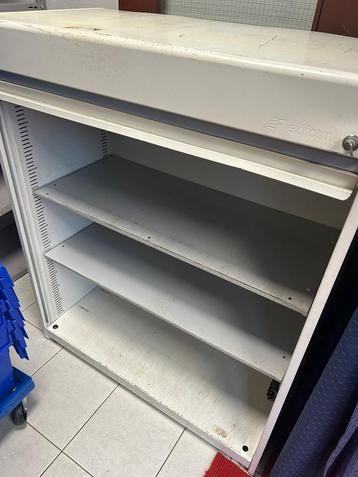 Kast beschikbaar voor biedingen