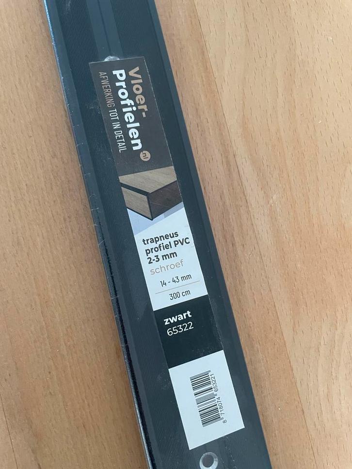 Trapneus profiel - trapbekleding, Doe-het-zelf en Verbouw, Plinten en Afwerking, Gebruikt, Lijsten, Kunststof, 250 cm of meer