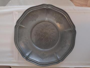 Tinnen schaal doorsnee ca 32 cm met merkteken beschikbaar voor biedingen