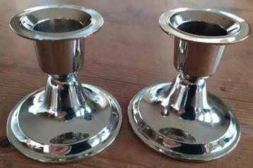 2 zilverkleurige metalen lage kandelaars beschikbaar voor biedingen