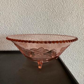 ANTIEKE  FRUITSCHAAL met druiventakjes gedecoreerd. beschikbaar voor biedingen