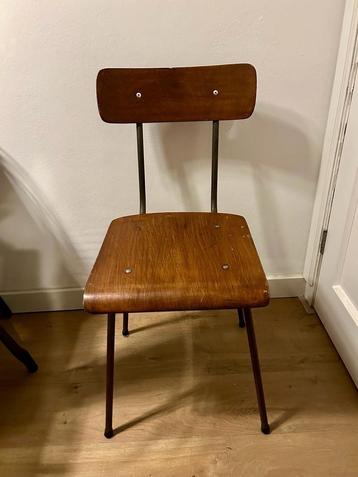 Retro schoolstoel beschikbaar voor biedingen