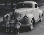 Roger Viollet - Petites filles devant une voiture Chrysler, Verzenden
