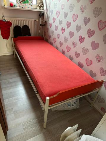 Eenpersoonsbed - Oranje frame beschikbaar voor biedingen