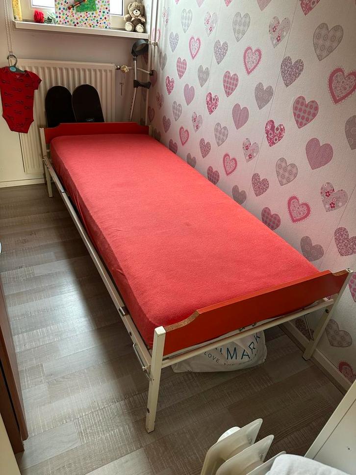 Eenpersoonsbed - Oranje frame, Huis en Inrichting, Slaapkamer | Bedden, Gebruikt, Eenpersoons, 90 cm, 200 cm, Metaal, Beige, Ophalen of Verzenden