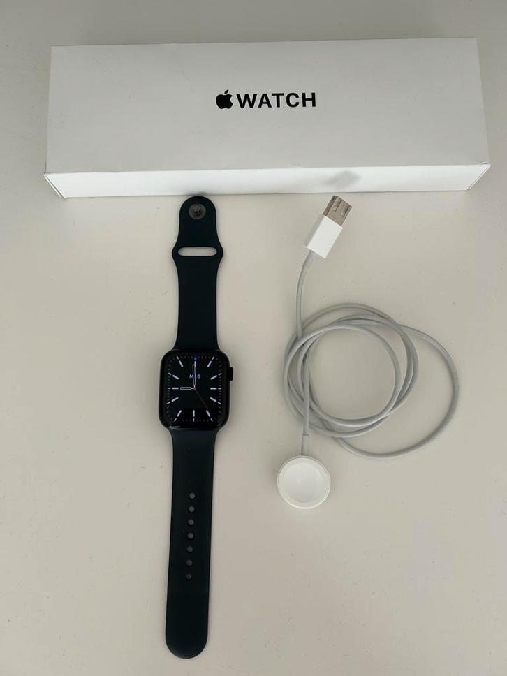 Apple Watch SE 44mm (2022) - Zwart, Sieraden, Tassen en Uiterlijk, Smartwatches, Zo goed als nieuw, iOS, Zwart, Afstand, Waterdicht