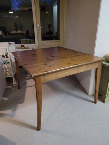 grenen tafel beschikbaar voor biedingen