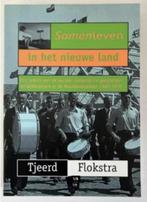 Samenleven in het nieuwe land - Tjeerd Flokstra, Ophalen of Verzenden, 20e eeuw of later, Zo goed als nieuw