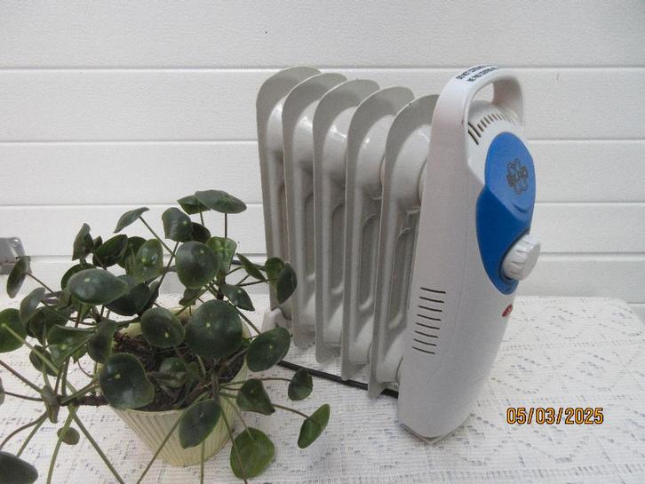 Elro mini olie radiator op elektrisch 450 w, Doe-het-zelf en Verbouw, Verwarming en Radiatoren, Gebruikt, Radiator, 200 tot 500 watt