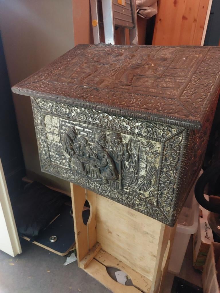 Oude kolenkist met koperen platen, Ophalen of Verzenden