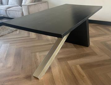 Zwarte eiken houten tafel te koop met gouden poot