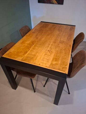 Mangohouten Eettafel met stoelen beschikbaar voor biedingen