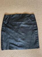 Lederlook zwart rokje, maat M, merk Bershka, Maat 38/40 (M), Verzenden, Zwart, Bershka
