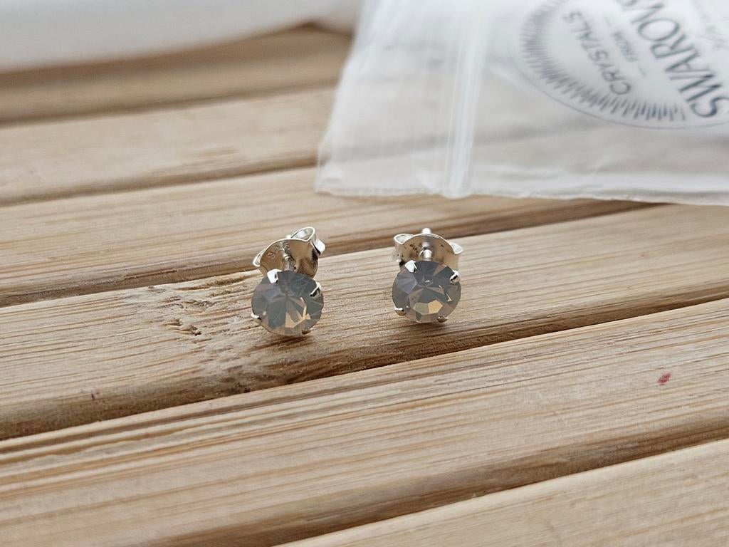 Echt zilveren oorknopjes met opaal Swarovski kristal, Sieraden, Tassen en Uiterlijk, Oorbellen, Met kristal, Blauw, Nieuw, Ophalen of Verzenden