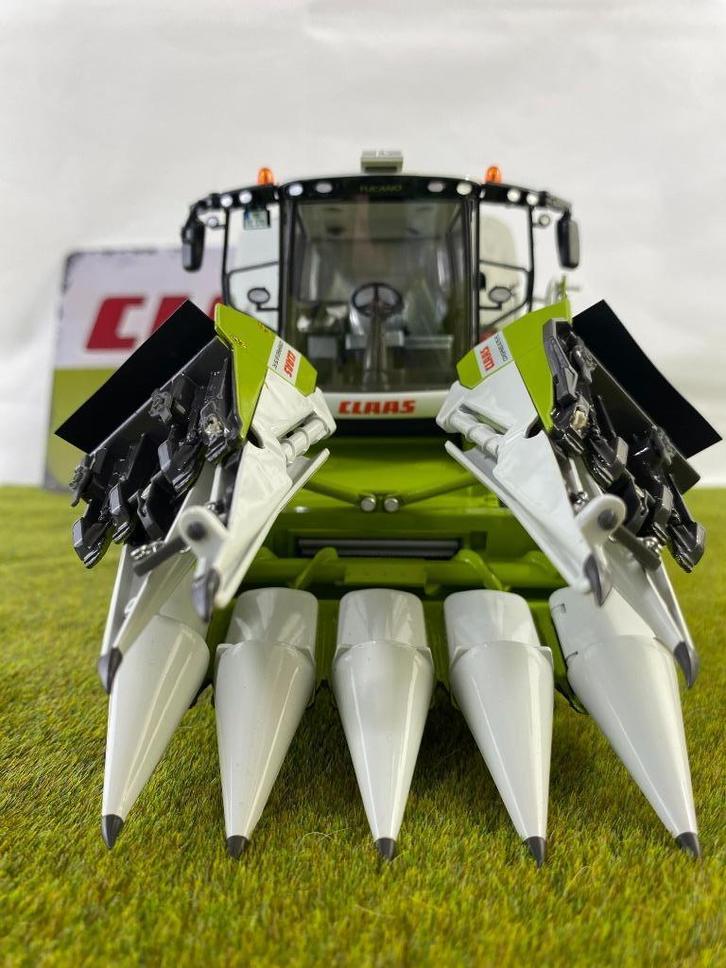 Claas Tucano 570 met Conspeed maisbek, Hobby en Vrije tijd, Modelauto's | 1:32, Nieuw, Tractor of Landbouw, Overige merken, Ophalen of Verzenden