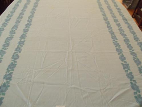 Een gemakkelijk wasbaar maar gezellig blauw  tafelkleed, Huis en Inrichting, Tafelkleden, Zo goed als nieuw, Rechthoek, Binnen