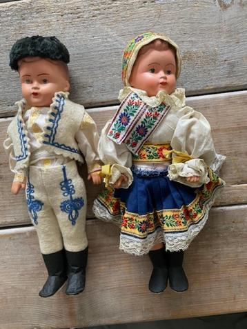 2 x Vintage klederdracht pop Slowakije. 30 cm. Folklore hand beschikbaar voor biedingen
