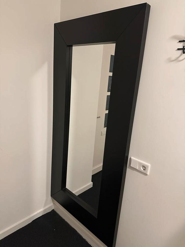 Grote Ikea Spiegel met Zwarte Rand, Huis en Inrichting, Woonaccessoires | Spiegels, Zo goed als nieuw, 75 tot 100 cm, 150 tot 200 cm