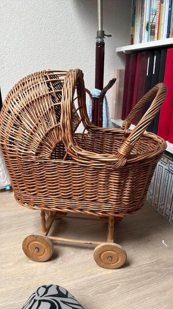 Rieten poppenwagen, Kinderen en Baby's, Speelgoed | Poppen, Gebruikt, Babypop, Ophalen