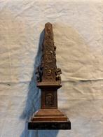 Bronzen Obelisk met Figuren, Ophalen