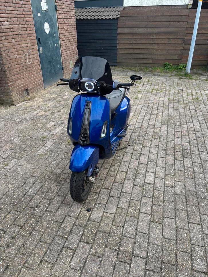 Vespa sprint 80CC akrapovic, Fietsen en Brommers, Scooters | Vespa, Zo goed als nieuw, Overige modellen, Maximaal 45 km/u, Benzine