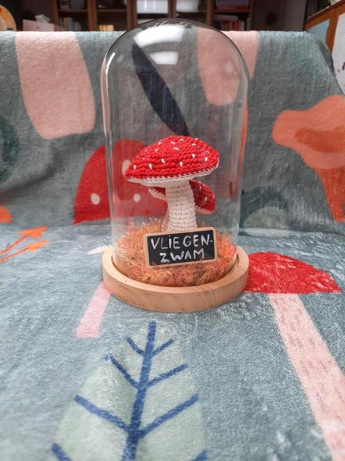 Glazen stolp met gehaakte paddenstoelen vliegenzwam nieuw, Huis en Inrichting, Woonaccessoires | Overige, Zo goed als nieuw, Ophalen of Verzenden