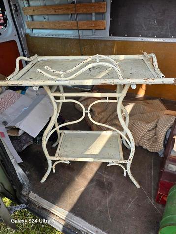 Brocante Tafeltje van Bamboe beschikbaar voor biedingen