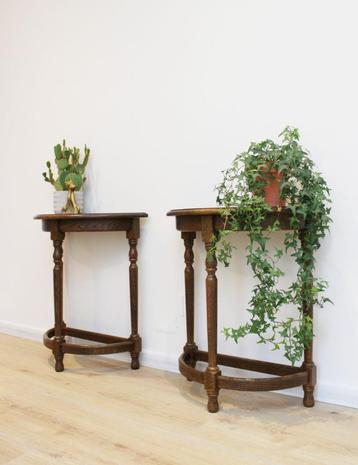 2 halfronde vintage tafeltjes. Ronde houten bijzettafel beschikbaar voor biedingen
