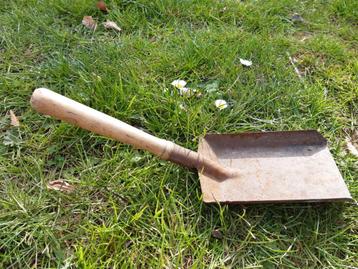 Asschep antieke en een zwarte asschep beschikbaar voor biedingen