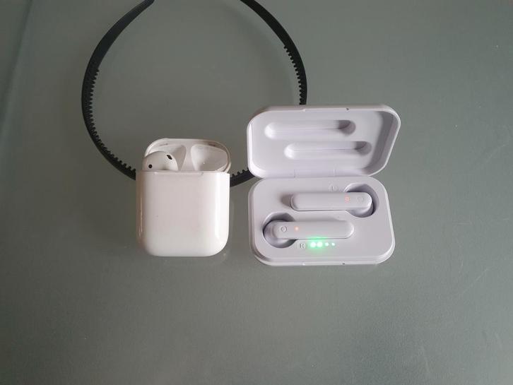 Apple Airpods 2 + Action oortjes (1 Airpod mist), Audio, Tv en Foto, Koptelefoons, Gebruikt, Op oor (supra aural), Overige merken