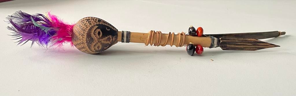 Decoratieve pijl en boog met veren en gezicht, Antiek en Kunst, Ophalen of Verzenden