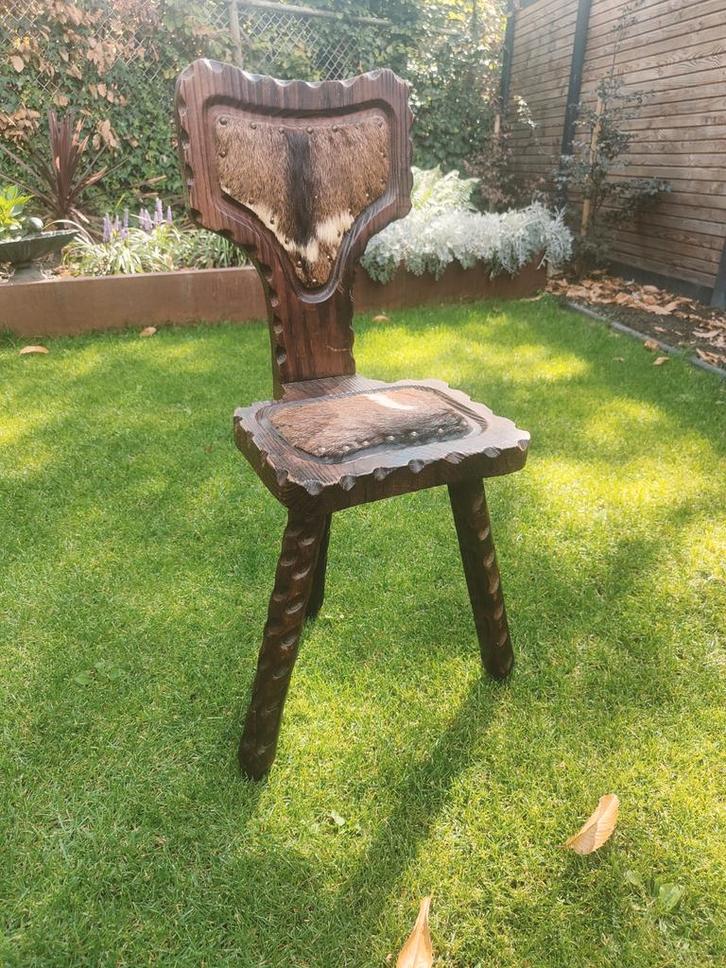 Unieke rustieke houten stoel met dierenhuid, Antiek en Kunst, Antiek | Meubels | Stoelen en Banken, Ophalen of Verzenden
