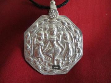 Oude kettinghanger Murugan en zijn vrouwen Valli & Devasena beschikbaar voor biedingen