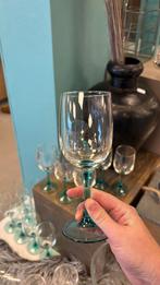 GEZOCHT: wijnglazen met licht blauwe of blauw-groene voet, Ophalen of Verzenden, Zo goed als nieuw, Overige typen