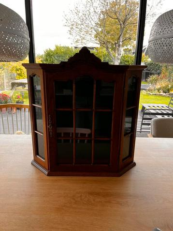 Vitrinekastje Wandkast 60x60 met Slot beschikbaar voor biedingen