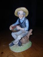 Vintage Porseleinen Beeldje - Oude Man met Fruitmand, Antiek en Kunst, Antiek | Porselein, Ophalen of Verzenden