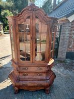Barokstijl wortelnoten vitrinekast met dubbel gebogen buik., Antiek en Kunst, Ophalen