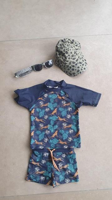 Zwemkleding UV maat 74/80 met pet, zonnebril, en zwembandjes beschikbaar voor biedingen
