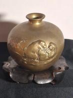 Bronzen chinees vaasje op houten standaard., Antiek en Kunst, Ophalen of Verzenden