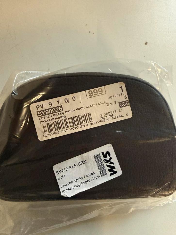 Sym Fiddle Klapdrager Kussen Bruin Artnr. SY412-KLP-BRN, Motoren, Accessoires | Koffers en Tassen, Nieuw, Ophalen