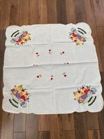 Vintage geborduurd tafelkleedje 81/81cm met fruitschaal, Antiek en Kunst, Curiosa en Brocante, Ophalen of Verzenden