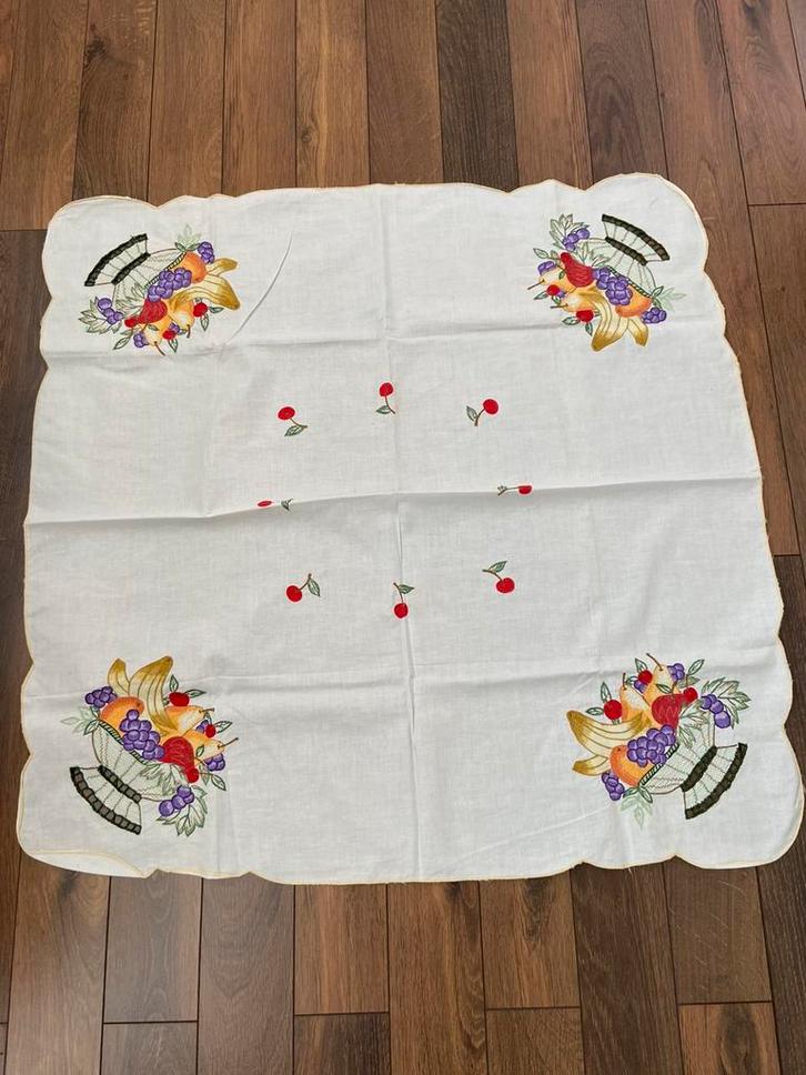Vintage geborduurd tafelkleedje 81/81cm met fruitschaal, Antiek en Kunst, Curiosa en Brocante, Ophalen of Verzenden