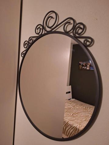 Zwarte spiegel beschikbaar voor biedingen