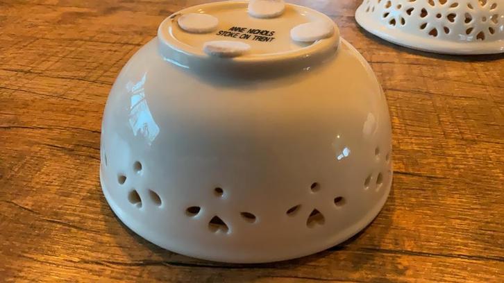 Anne nichols bonboniere creme, Huis en Inrichting, Woonaccessoires | Kandelaars en Kaarsen, Zo goed als nieuw, Minder dan 25 cm