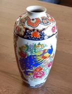 Een vaas met pauw, en bloemen en figuren. . TEAB, Ophalen of Verzenden