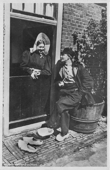(300-169-027) Huizen Huizerklederdrachten beschikbaar voor biedingen