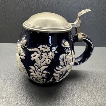 Typisch Duitse bierpul van keramiek met tinnen deksel beschikbaar voor biedingen